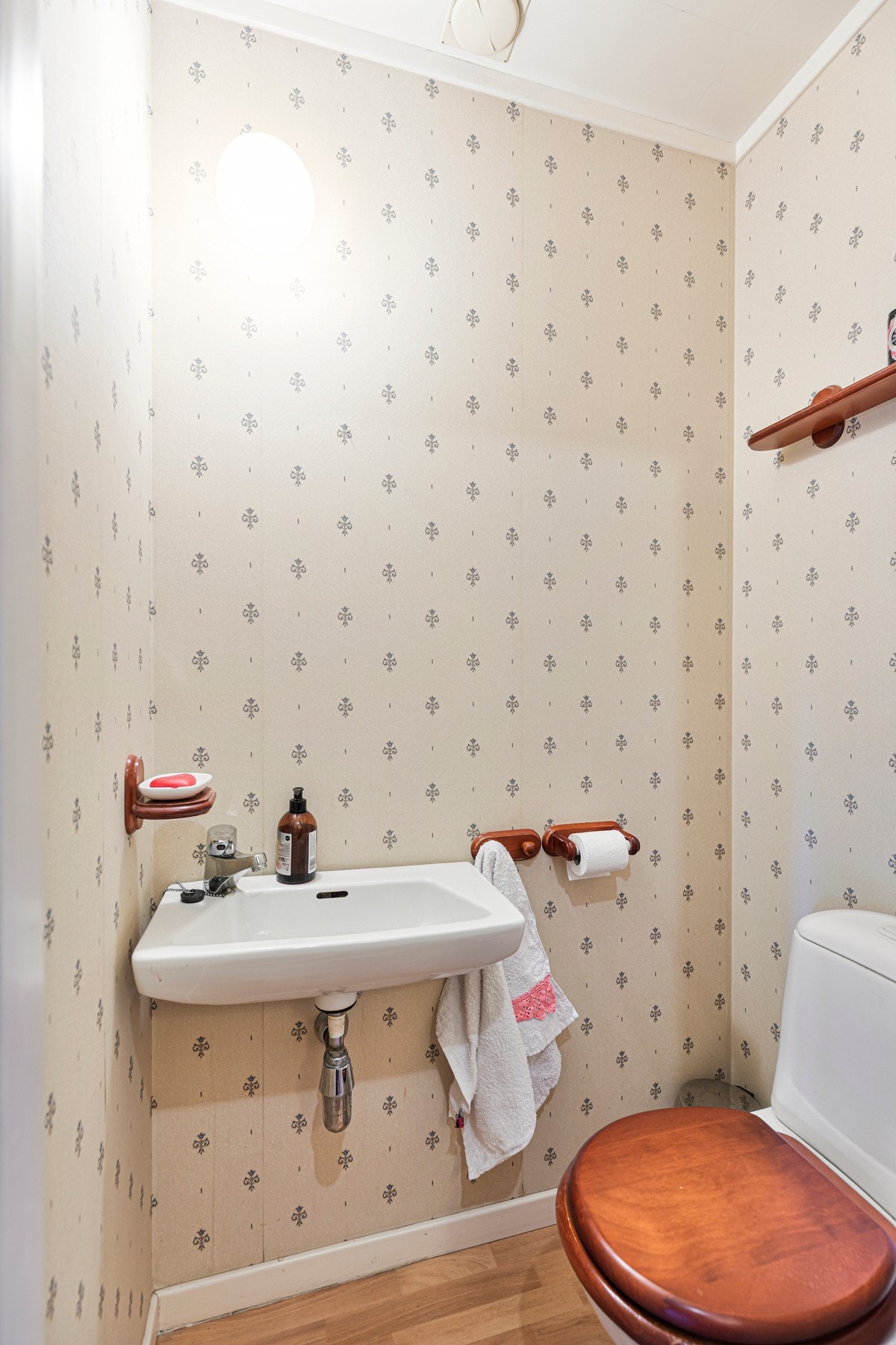 Vegg-i-vegg med badet ligger wc-rom med toalett og servant. Galleribilde