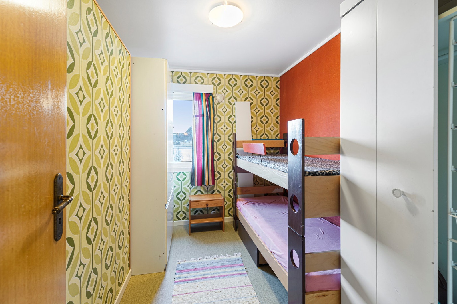 Soverom 3 har belegg på gulv og tapet på vegger. Galleribilde