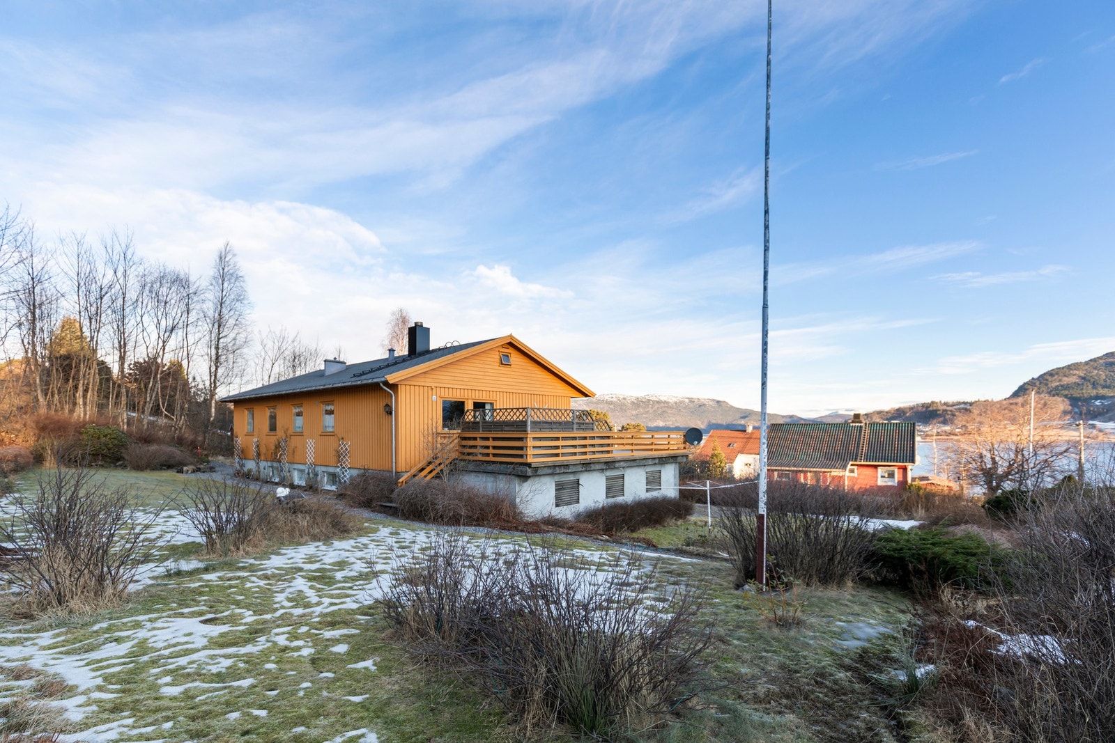 Romslig tomt på cirka 1,2 mål. Galleribilde