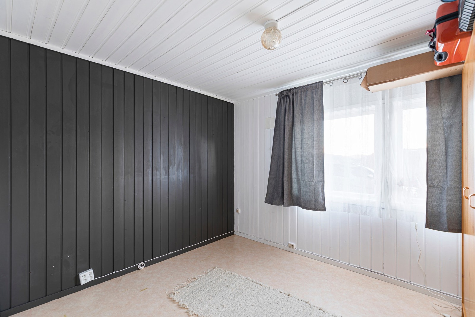 Soverom i underetasjen med belegg på gulv og panel på vegger. Medfølgende garderobeskap. Galleribilde