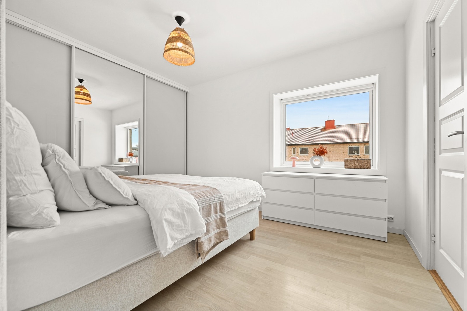 Soverommet er holdt i lyse farger, og er innredet med stor skyvedørsgarderobe på med god plass til det du trenger av klær, vesker og sko! Galleribilde