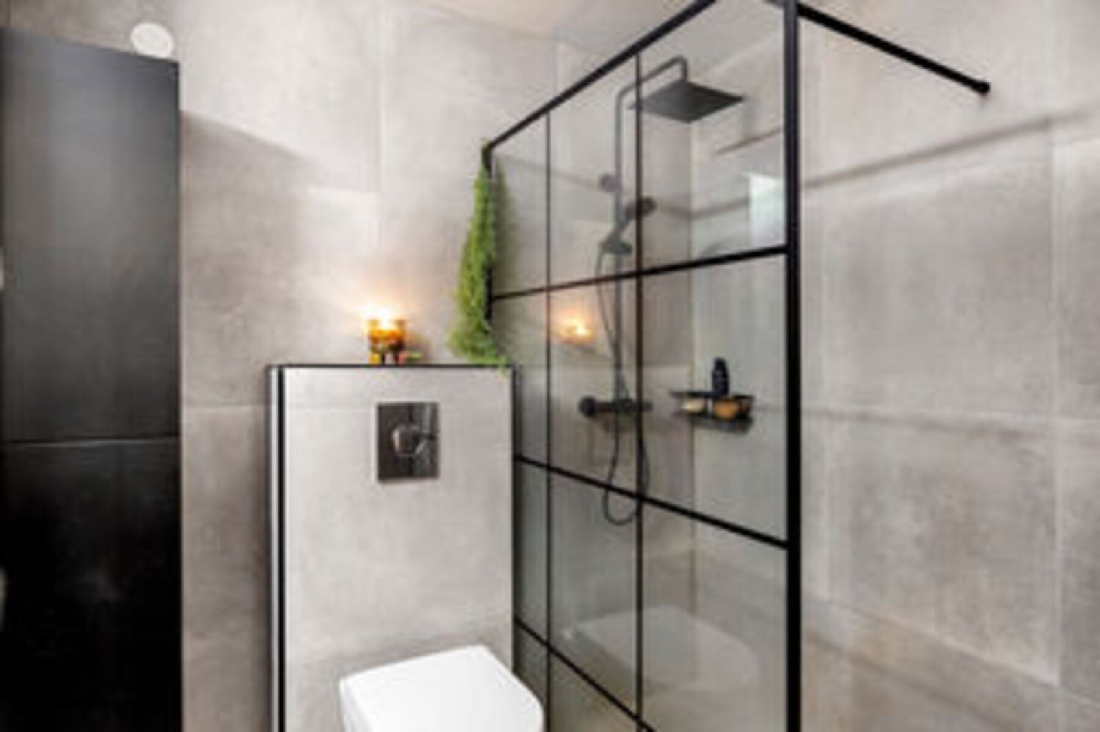 Badet ble pusset opp i 2021 av dagens eier. lislagt gulv med gulvvarme og flislagte vegger. Malt himlingsflate med downlights. Servant med ett-greps armatur og speil.
Innebygd sisterne med vegghengt toalett. Galleribilde