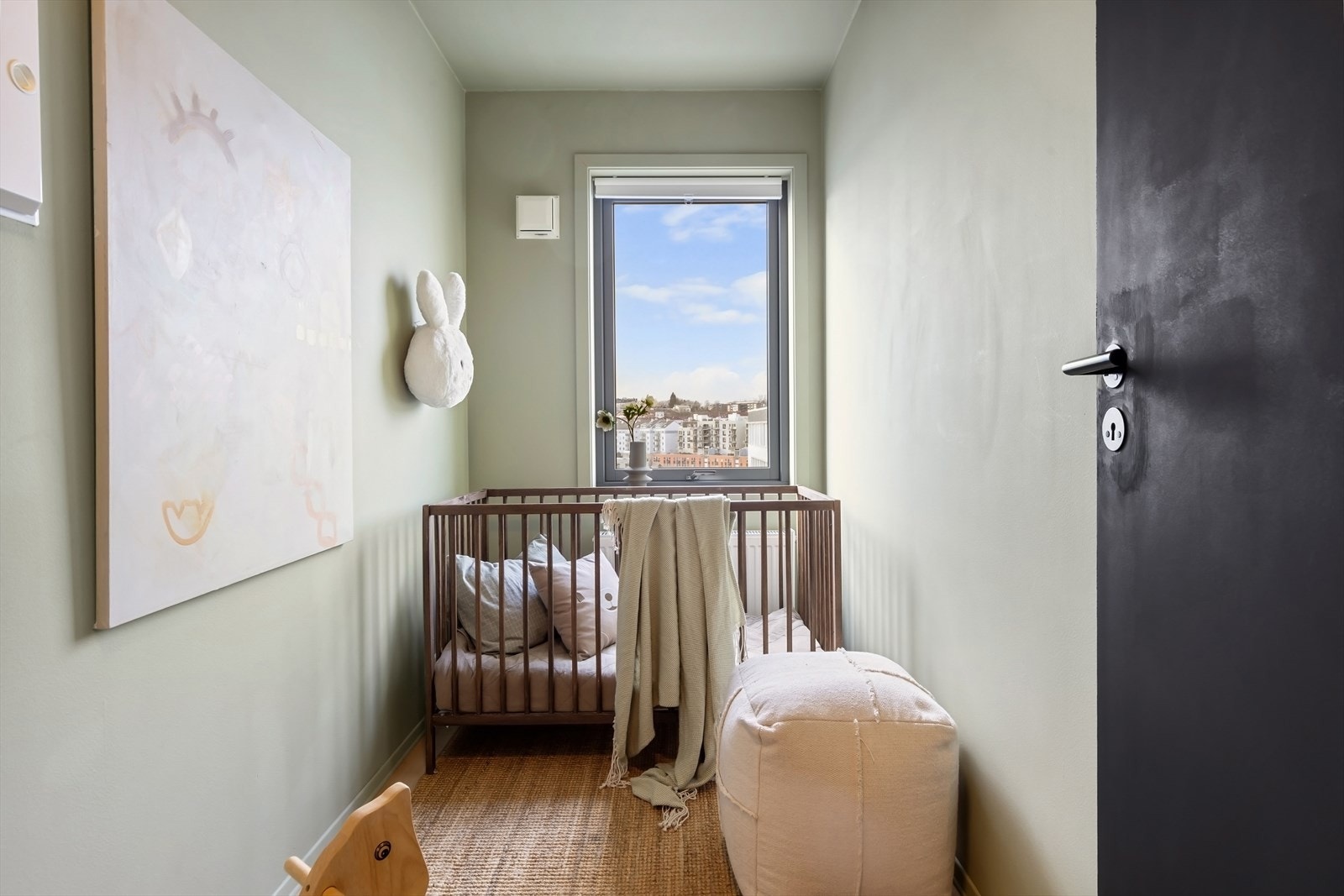 Rom innredet som barnerom. Rommet er ikke byggemeldt og godkjent for varig opphold, står i bygningstegningene oppført som bod. Galleribilde