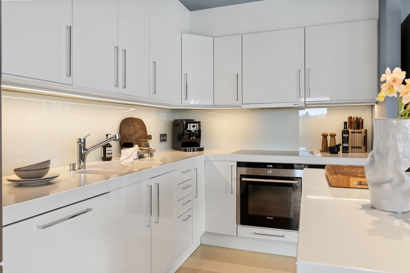 I 2024 ble det montert ny belysning over overskap og kjøkkenøy, samt nytt overspenningsvern og bryterpaneler med termostater. Galleribilde