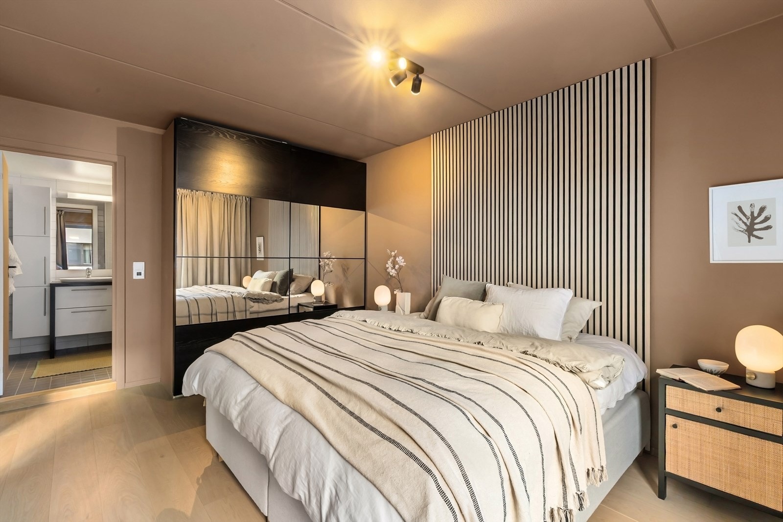 Hovedsoverommet er videre utstyrt med en stor skyvedørsgarderobe som sikrer rikelig med lagring for klær. Galleribilde