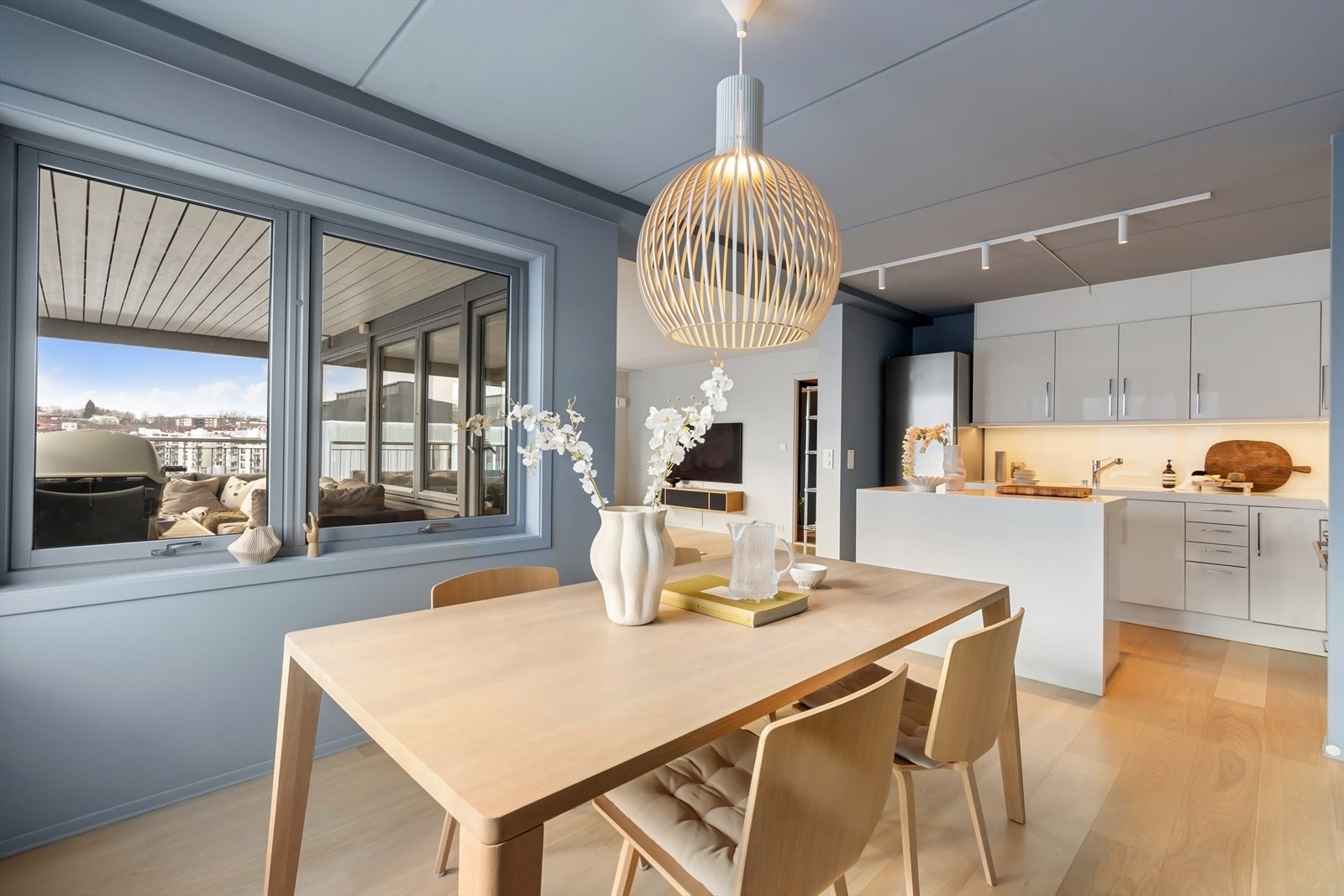 Her er det god plass til stort spisebord med flere gjester. Galleribilde