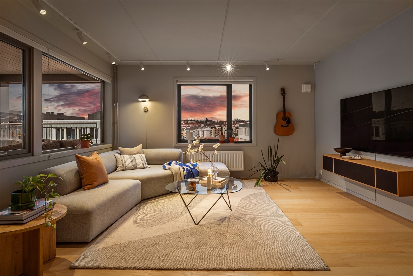 Romslig stue med naturlig plass for sofahjørne og spisebord. Galleribilde