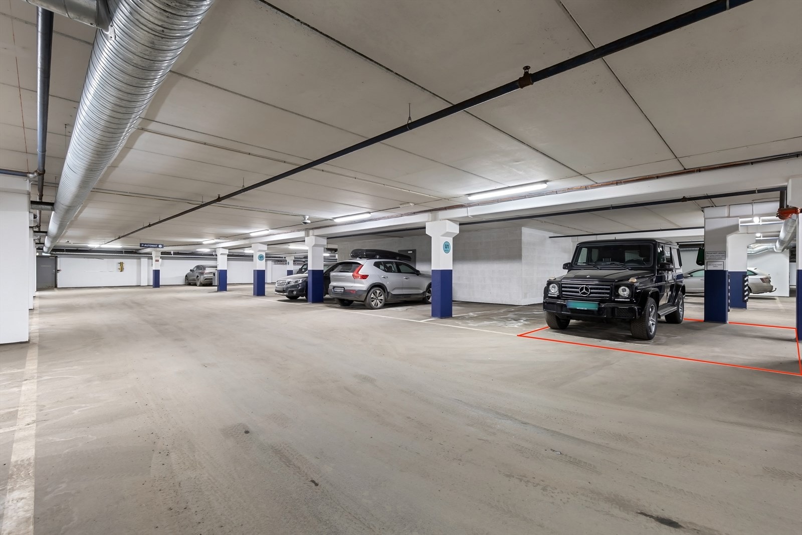 Ekstra stor garasjeplass i lukket anlegg med elbillader. Galleribilde