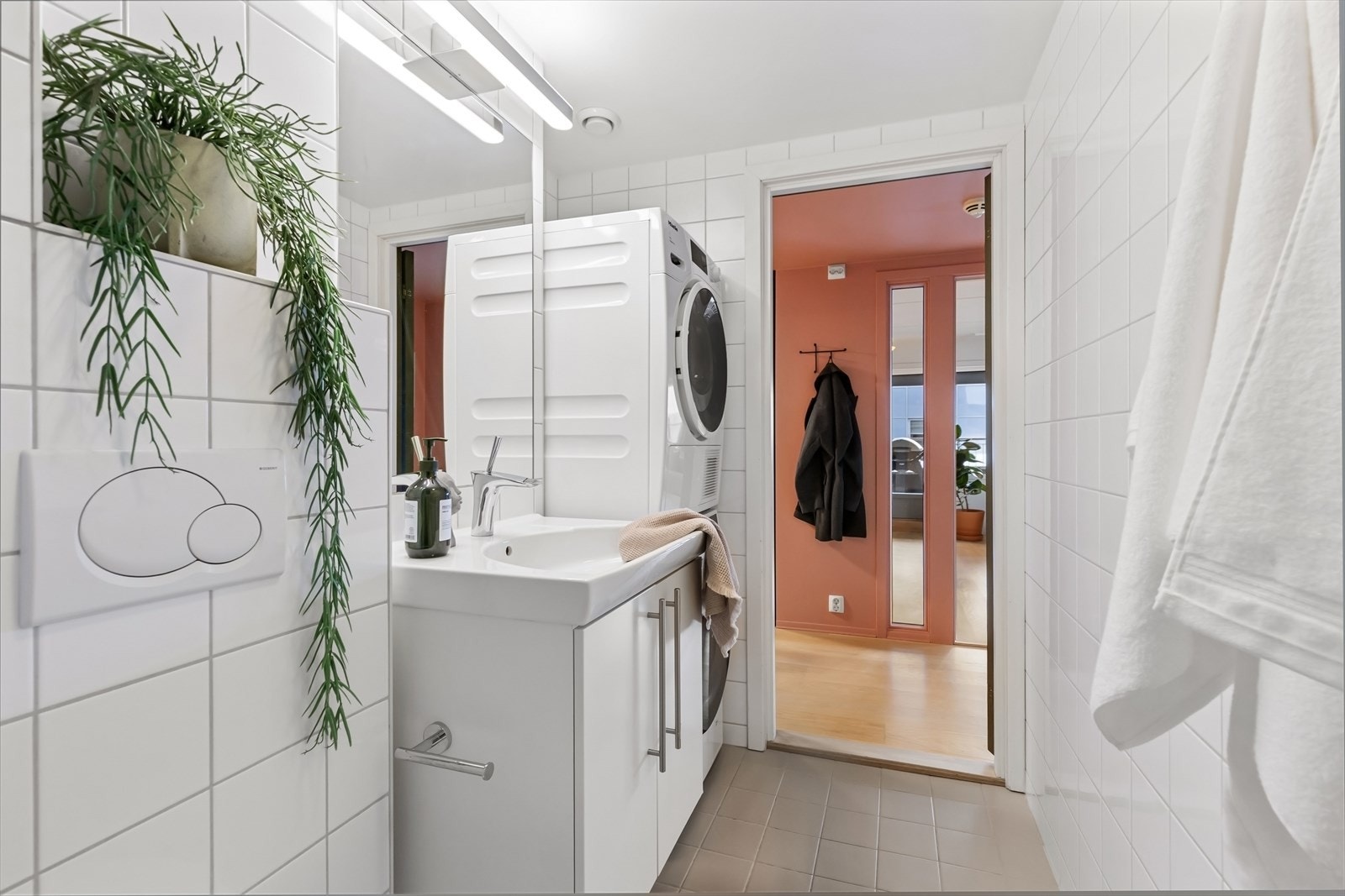 Moderne løsninger og god plass gjør badet funksjonelt og praktisk for hverdagen. Galleribilde