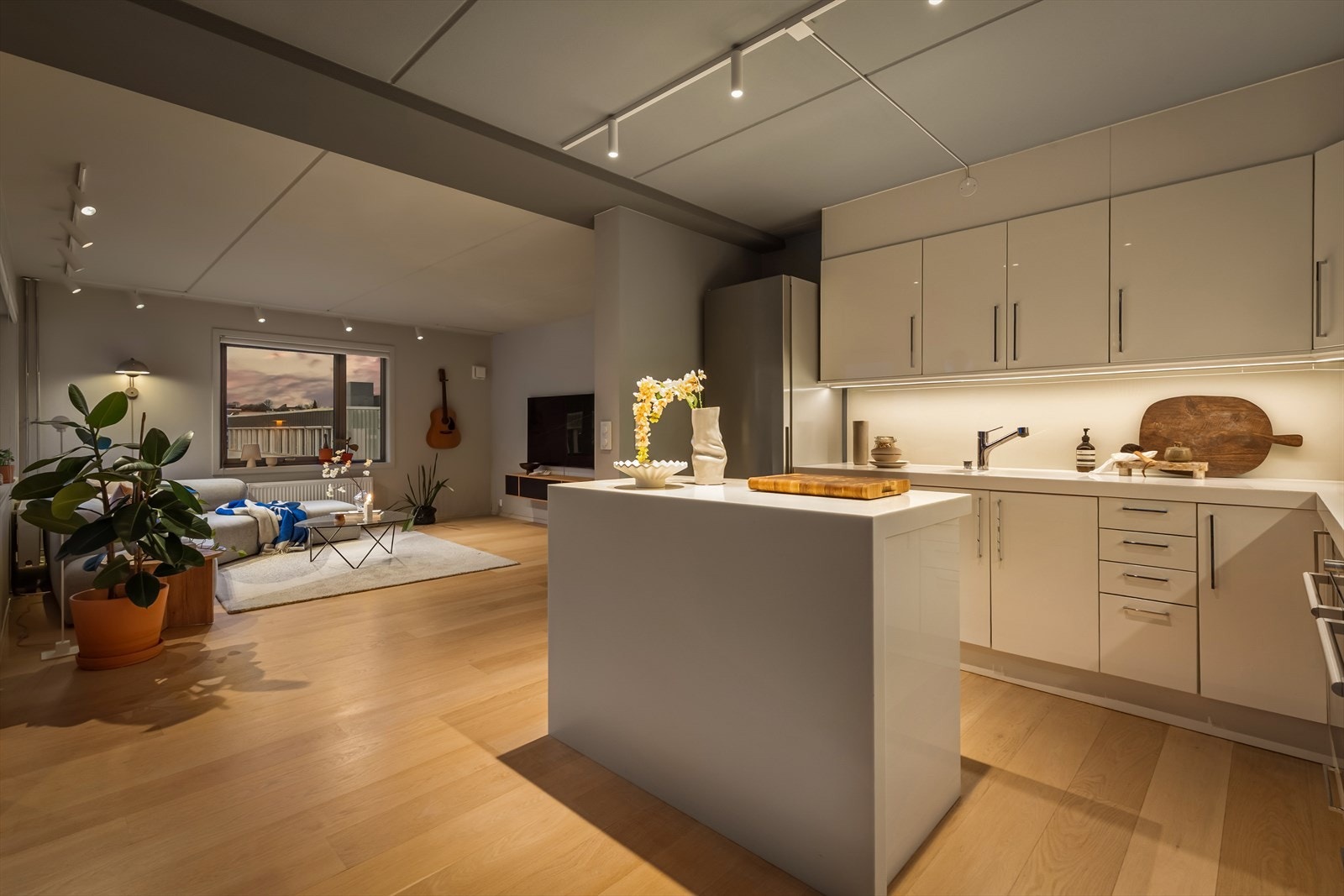 Moderne Norema-kjøkken med glatte fronter, kjøkkenøy og integrerte hvitevarer. Galleribilde