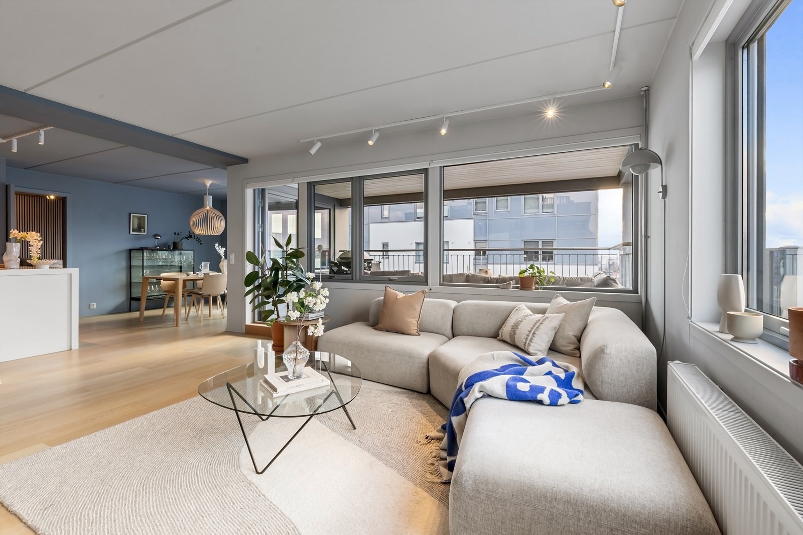 Rommet har plass til flere soner, for eksempel sofakrok, TV-løsning og spiseområde. Galleribilde