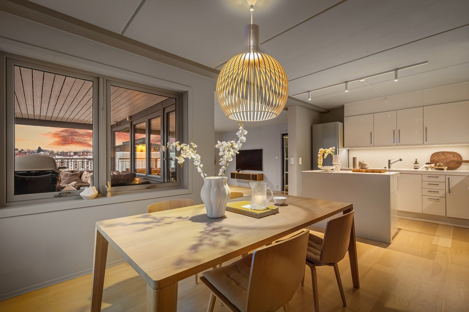 Naturlig plass for stor spisestue i front av kjøkkenøyen. Galleribilde