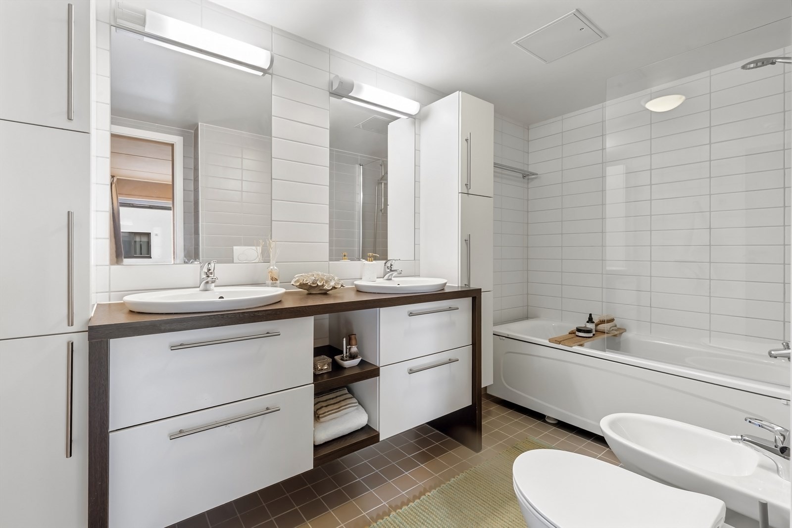 Boligen er utstyrt med to velfungerende bad, begge fra byggeår 2009. Galleribilde