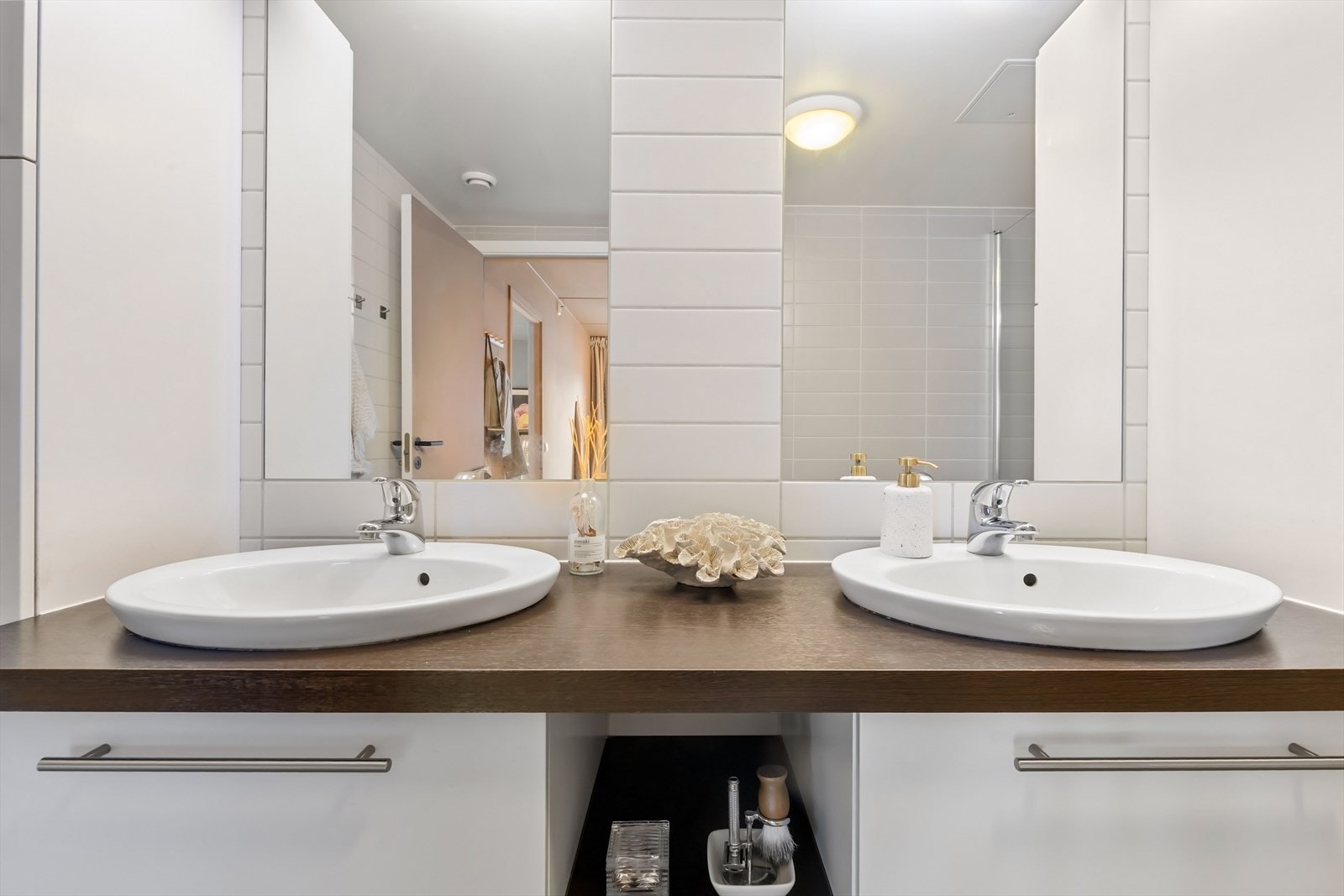 Badet er utstyrt med innredning med dobbel servant med underskap, samt skap på sidene, vegghengt toalett, bidé og badekar. Galleribilde