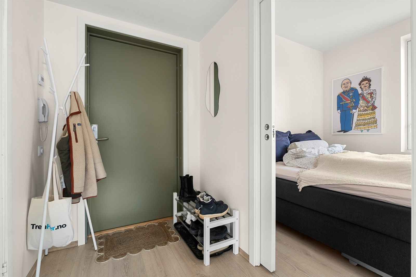 I gangen som er på 4m² er det også muligheter for oppbevaring Galleribilde