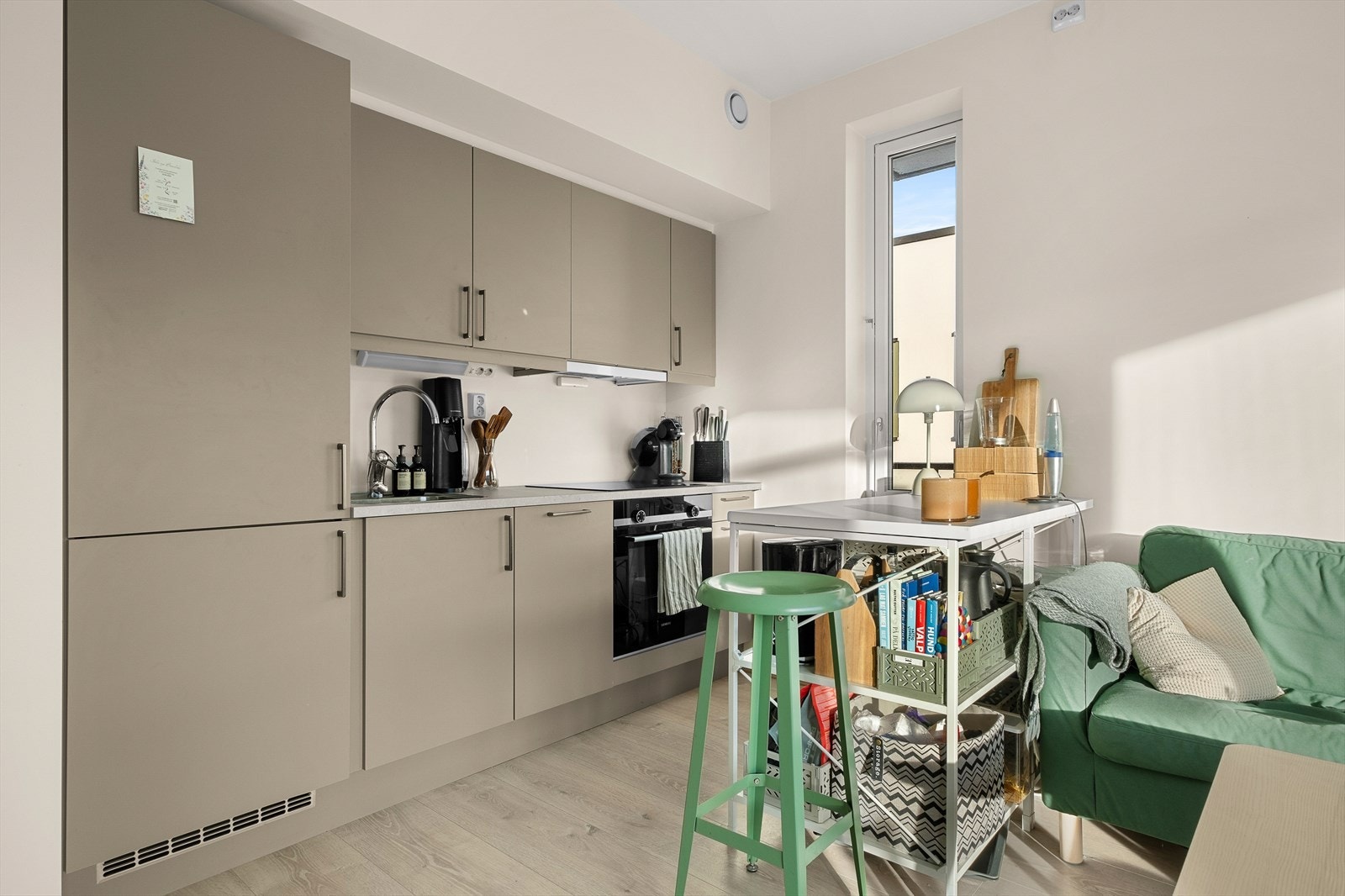 Kjøkkenet er levert av HTH og har integrerte hvitevarer fra Siemens Galleribilde