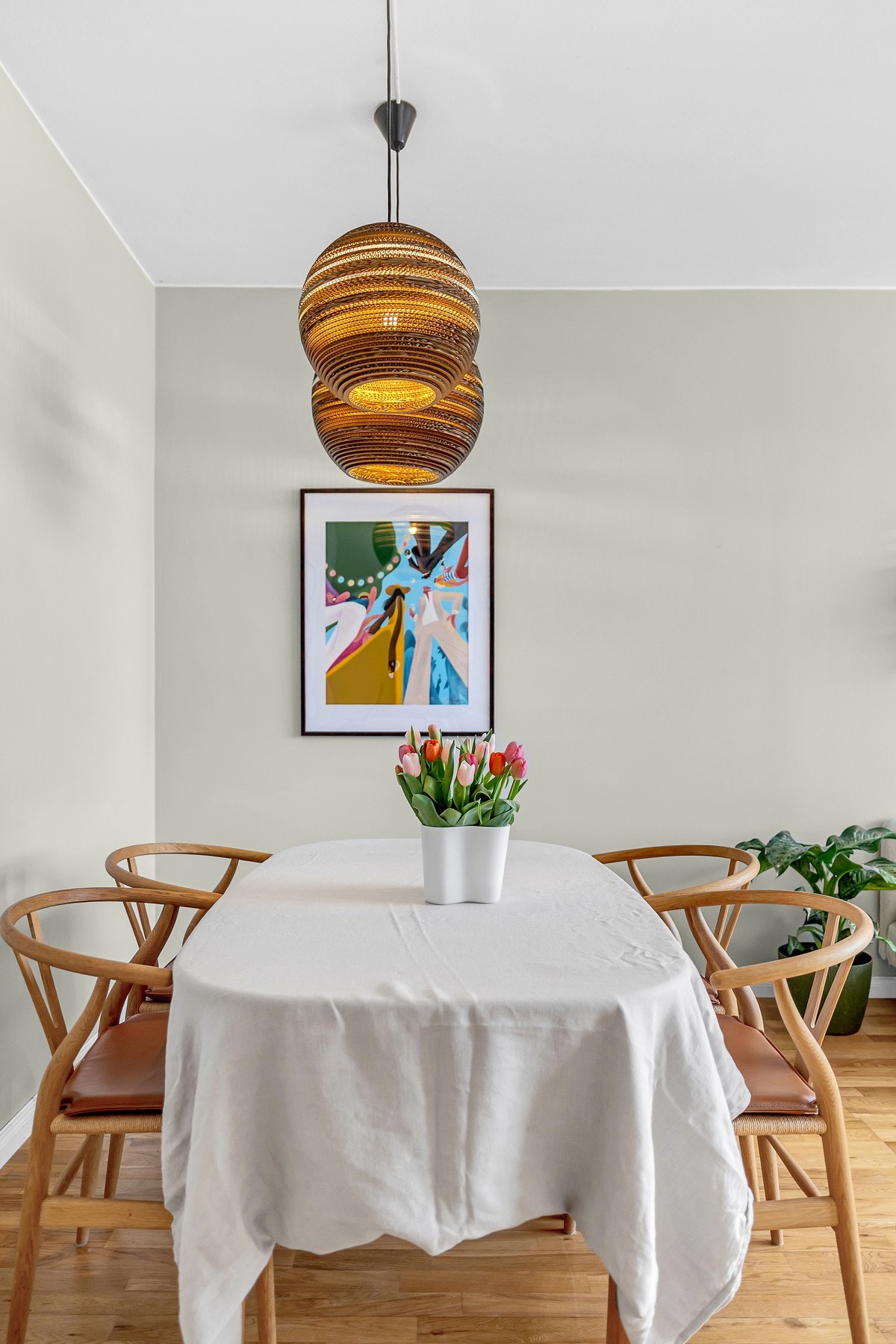 Plass til et stort spisebord - Dette gjør stuen til hjemmets samlingspunkt. Galleribilde