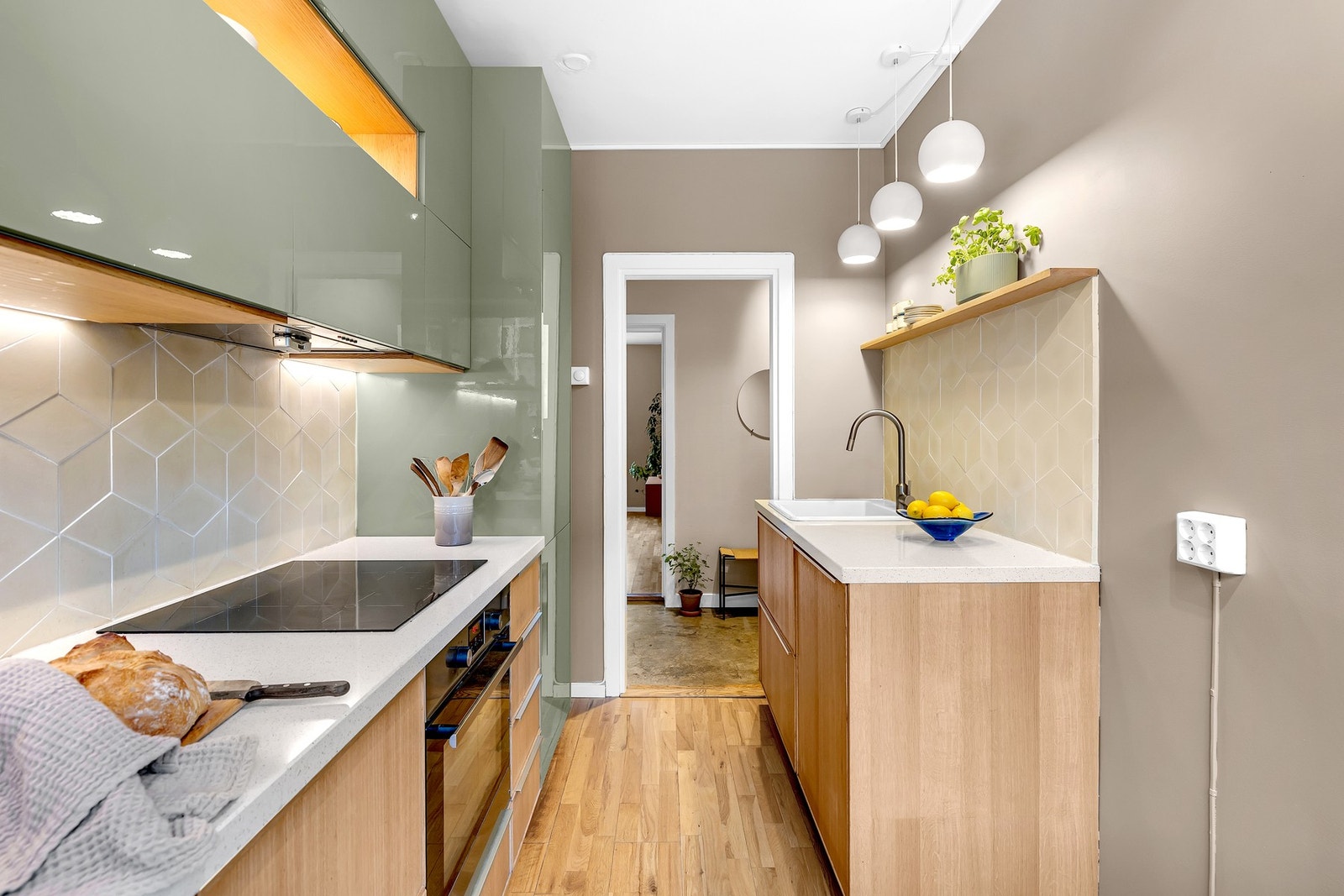 Godt med skap- og benkeplass. Galleribilde