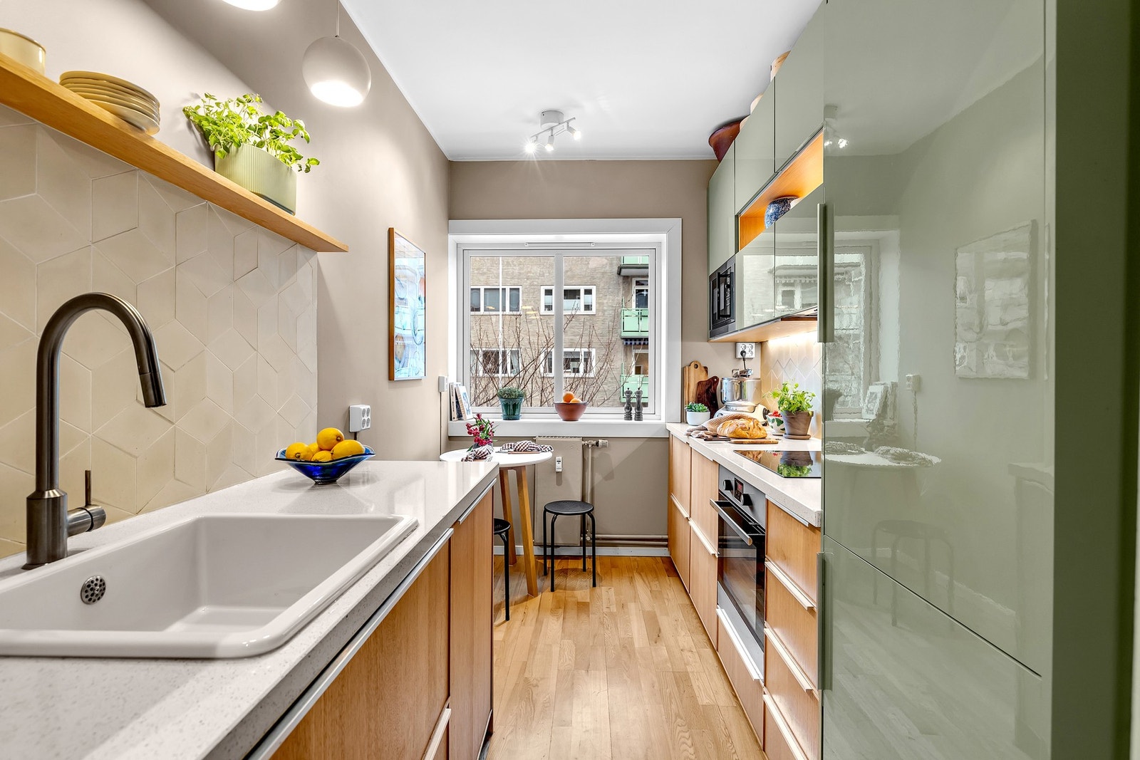 Leiligheten har separat stue- og kjøkkenløsning. Galleribilde