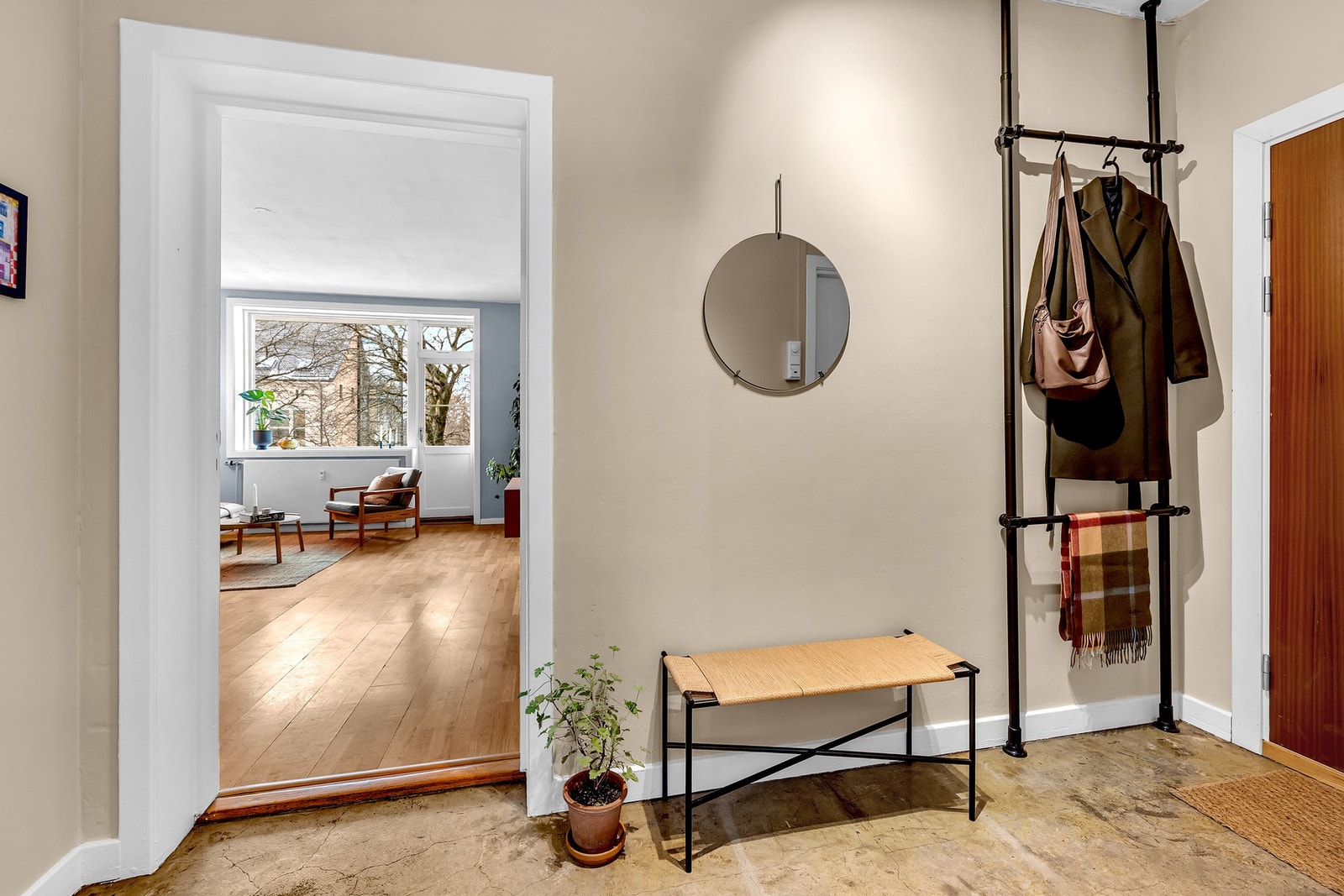 Innbydende entré med plass til oppheng av klær og sko. Galleribilde