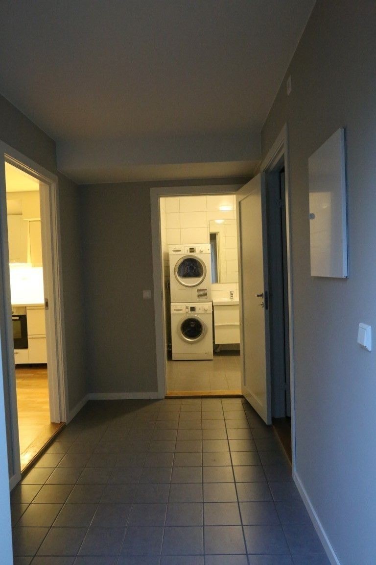 Romslig flislagt gang med vannbåren gulvvarme Galleribilde