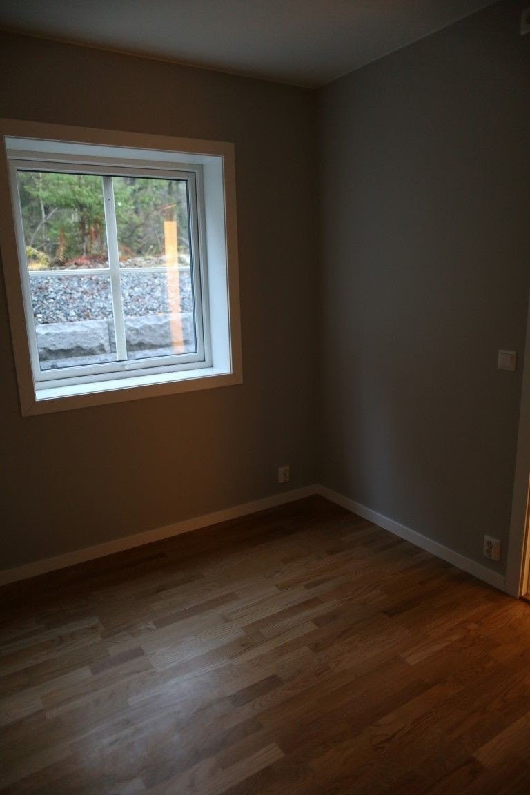 Soverom med vindu mot skog/friareal ( ingen innsyn fra naboer) Galleribilde