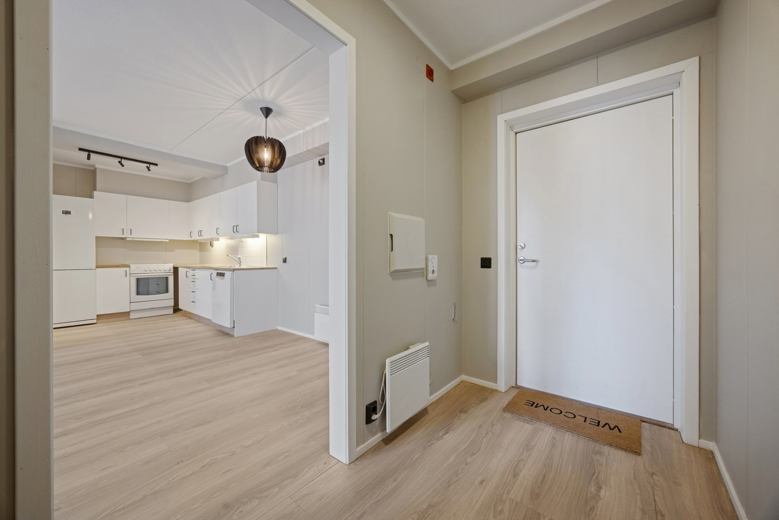Velkommen inn i en praktisk entré som leder deg videre inn i leilighetens oppholdsrom. Galleribilde