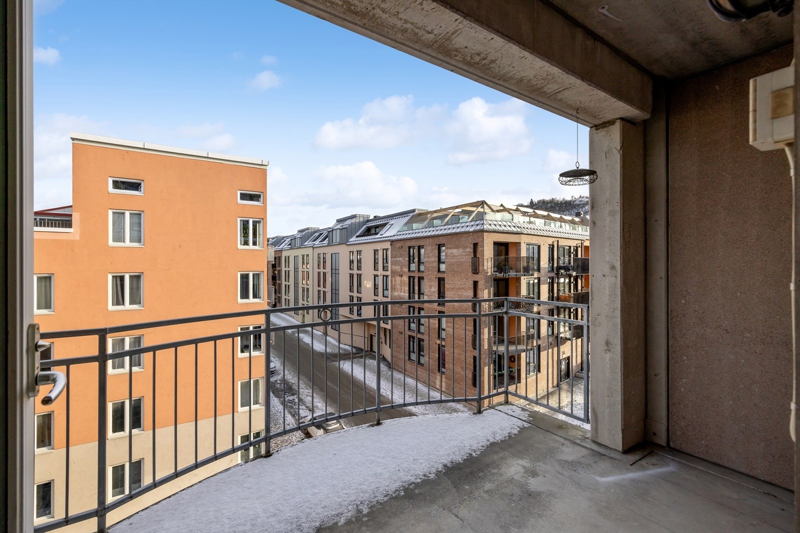 Den romslige balkongen på 7 m² gir et fint uterom med plass til sittegruppe. Galleribilde