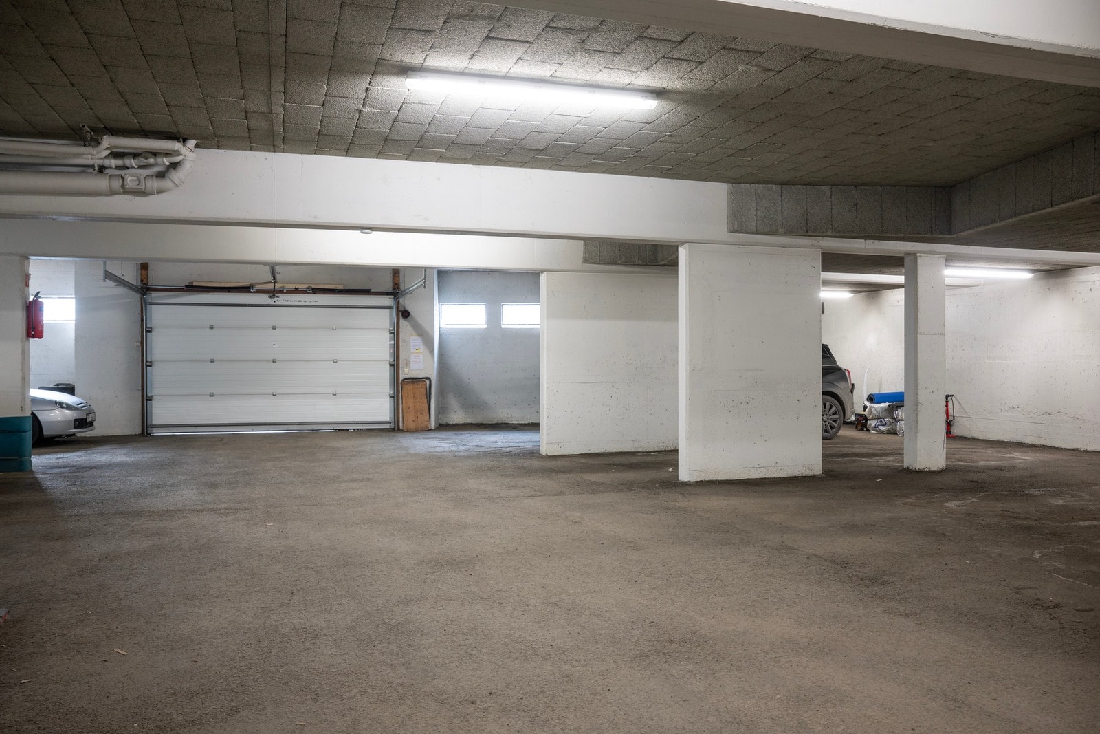 Det er 20 leiligheter og 16 garasjeplasser i sameiet. P.t. er det ledig garasjeplass man kan leie for kr. 3 718 pr. kvartal i garasjen rett under bygget. Galleribilde