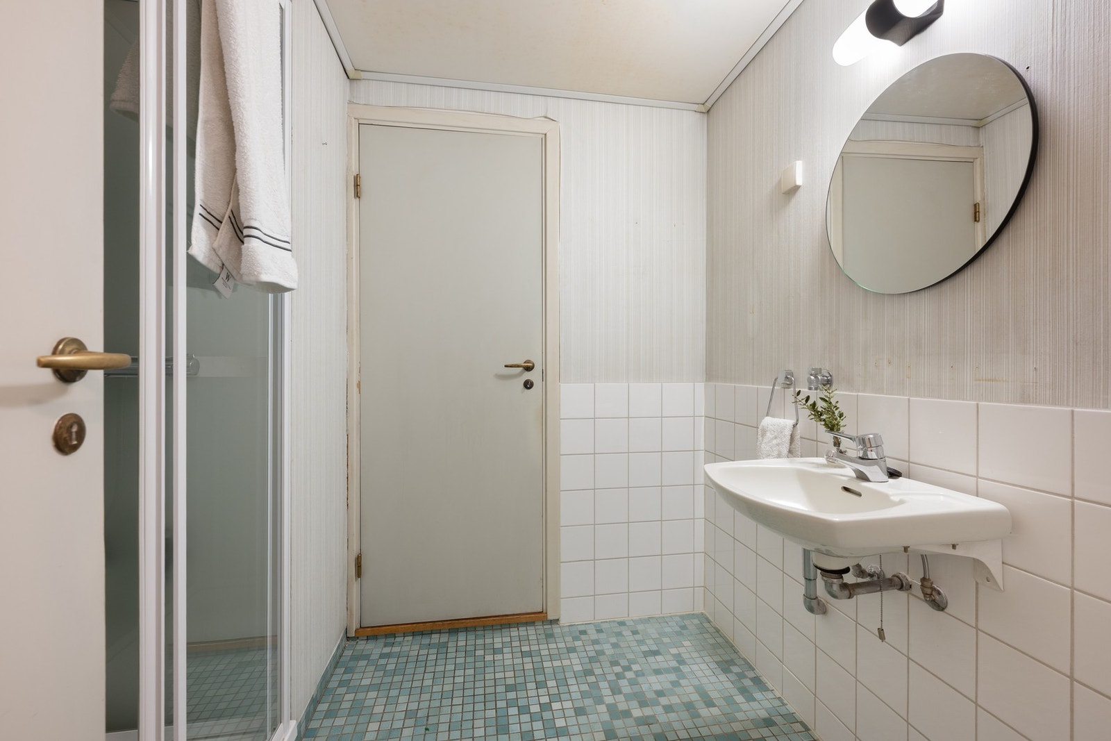 Badet har varmekabler, dusjkabinett, servant, og opplegg for vaskemaskin. Galleribilde