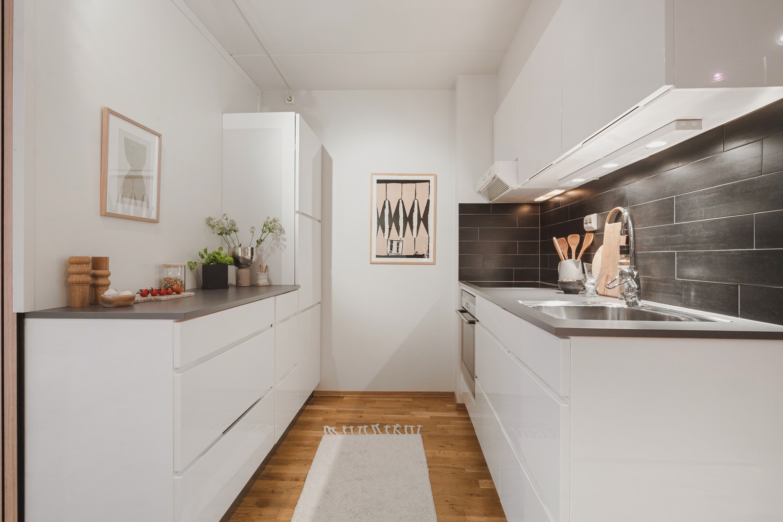 Kjøkkenet har rikelig med både skap-og benkeplass. Galleribilde