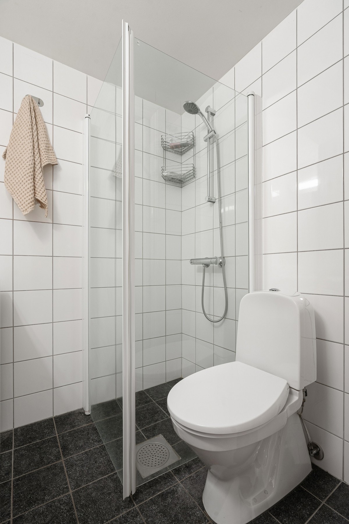 Flislagt bad med elektriske varmekabler og dusjnisje Galleribilde