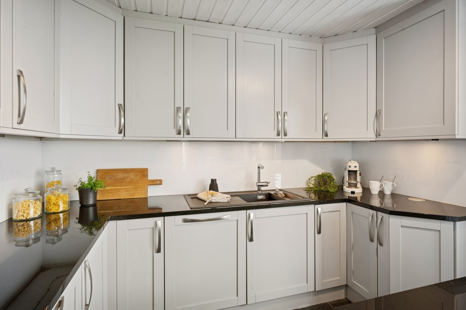 Av hvitevarer er platetopp, stekeovn, oppvaskmaskin, mikrobølgeovn og kjøl/frys integrert i innredningen. Galleribilde