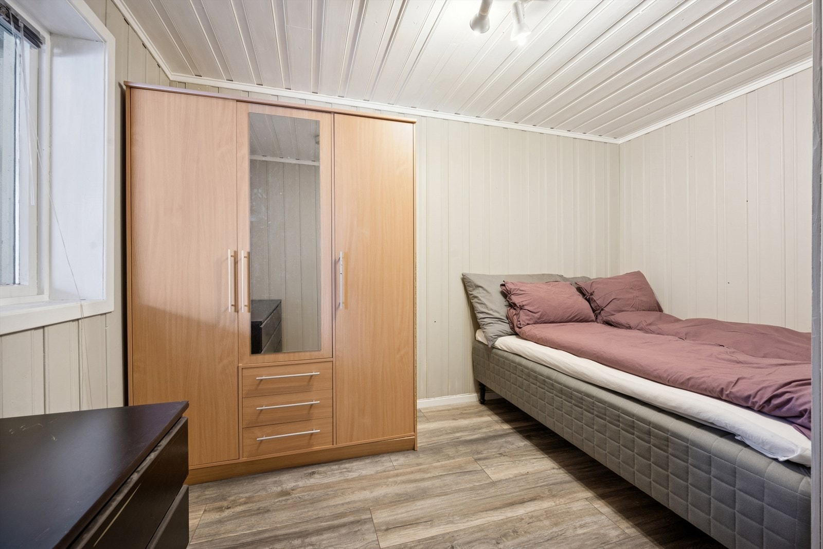 Soverommet i underetasjen er av god størrelse med plass til seng, garderobeskap og øvrig møblement. Galleribilde