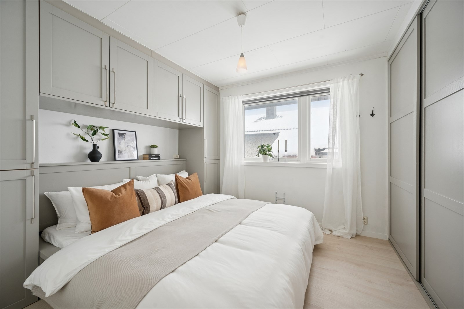 Boligen har totalt fire soverom, hvorav tre ligger i 1. etasje og ett i underetasjen. Galleribilde