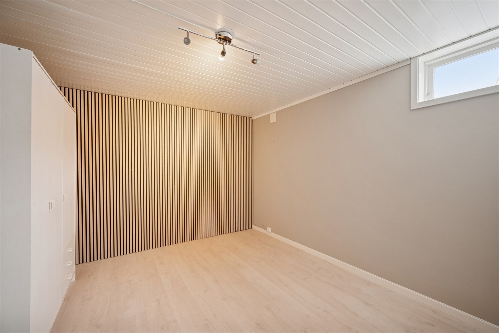 Et rom i underetasjen som er innredet og brukt som soverom tilfredsstiller ikke kravene til rom for varig opphold. Rommet er i tillegg angitt som hobbyrom på siste godkjente byggetegninger. Galleribilde