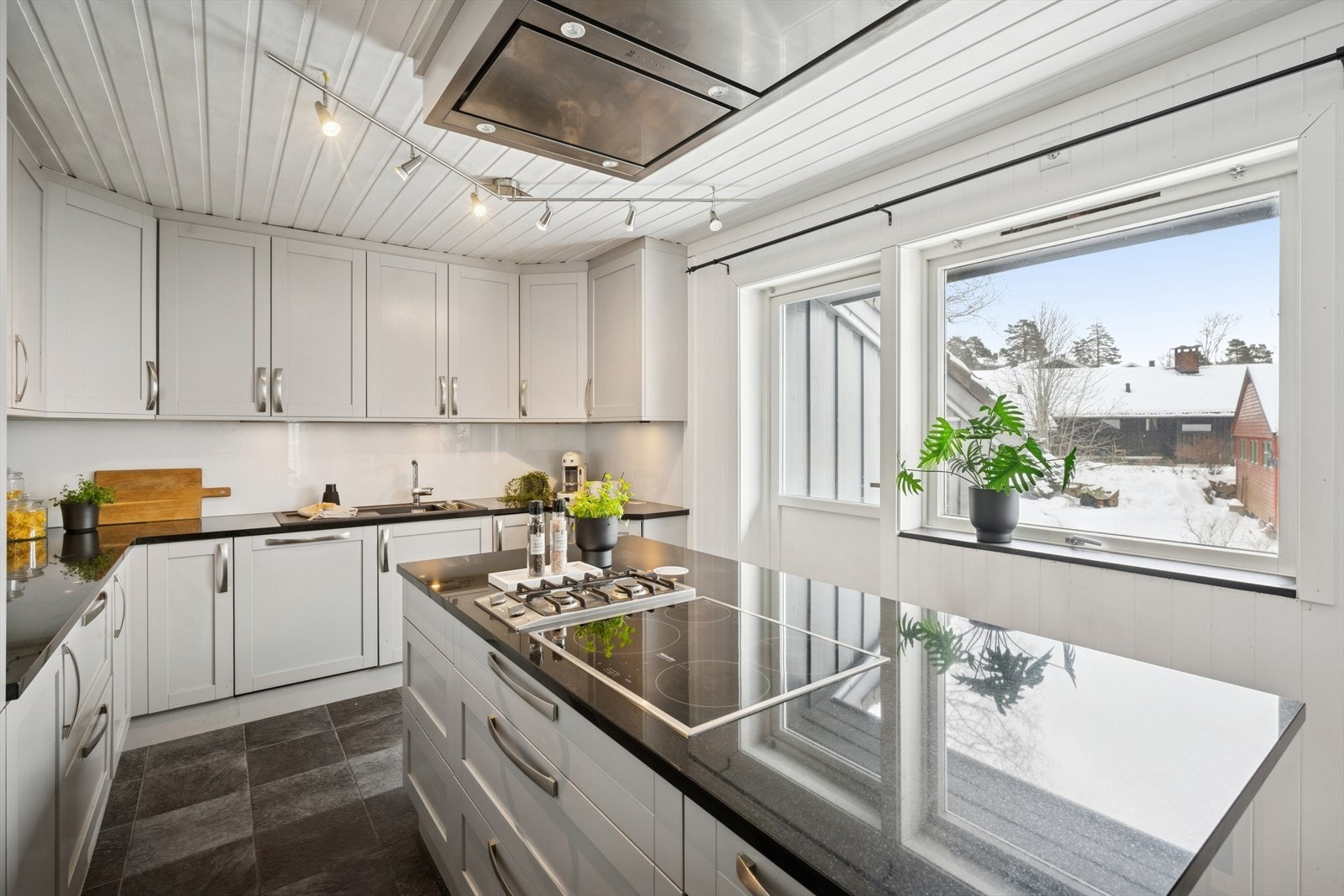 Kjøkkenet er innredet i en praktisk form og har godt med skap- og benkeplass. Galleribilde