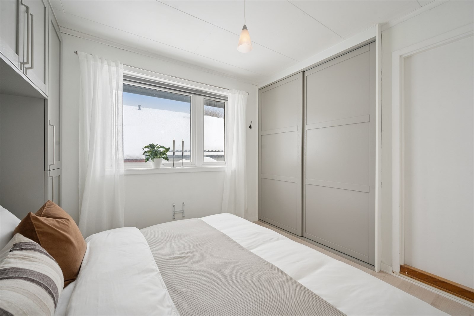 Hovedsoverommet er romslig med god plass til dobbeltseng. Her er det rikelig med oppbevaringsmuligheter i garderobeskap. Galleribilde