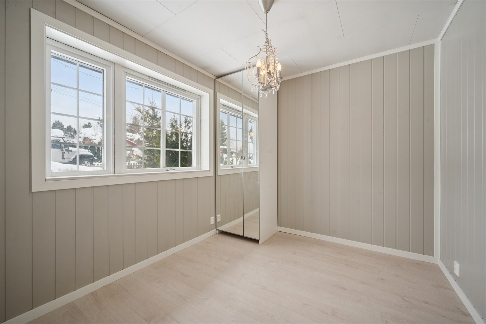 De øvrige soverommene har også gode størrelser, med plass til seng, nattbord og garderobeløsning. Galleribilde