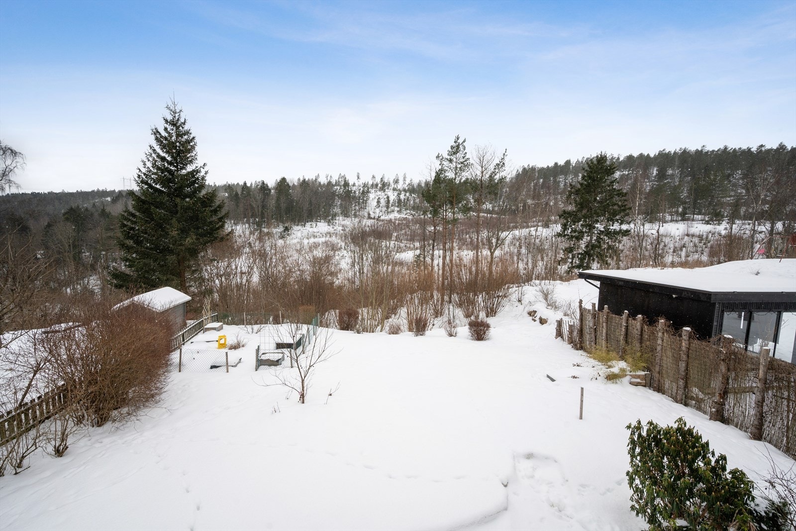 Boligen har en romslig og usjenert hage, hvor solforholdene kan nytes på sommerstid. Galleribilde