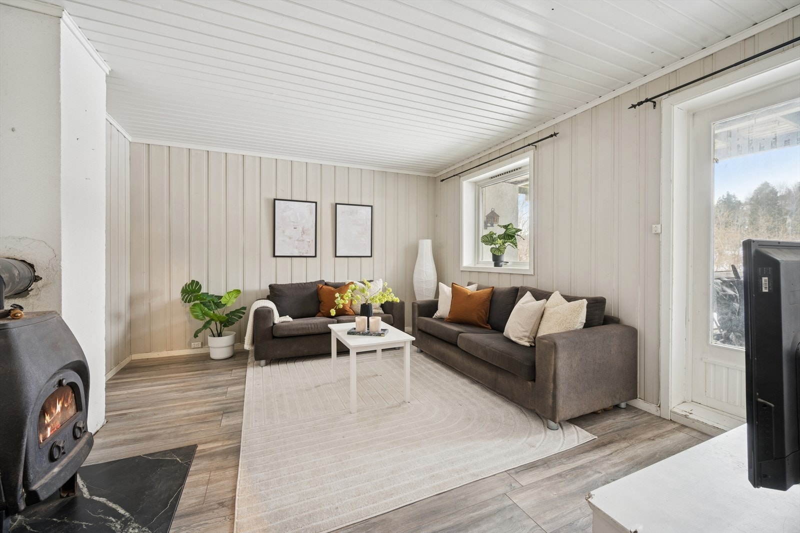 En romslig og hyggelig stue i underetasjen med plass til både sofaseksjon og mediemøblement. Galleribilde