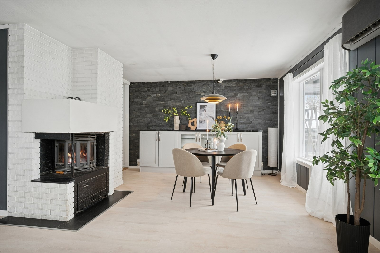 I stuen bidrar en peisovn til ekstra varme og hygge på kalde dager. Galleribilde