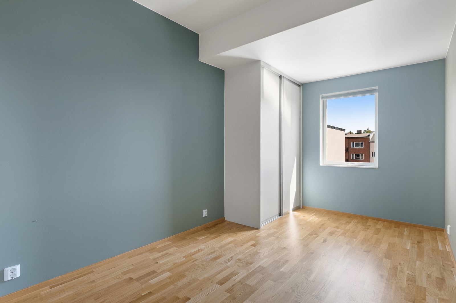 Hovedsoverom har plass til en dobbelt seng, og gode lagringsmuligheter med walk-in closet. Galleribilde