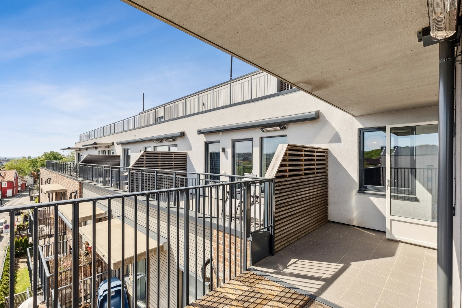 Det er tilgang til en felles takterrasse i byggets 6.etg. Boligen har en kjellerbod. Galleribilde