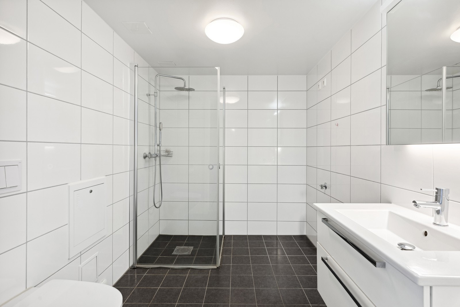 Flislagt bad har varmekabler og opplegg for vaskemaskin. Boligen er fra 2017 og holder bra standard. Galleribilde