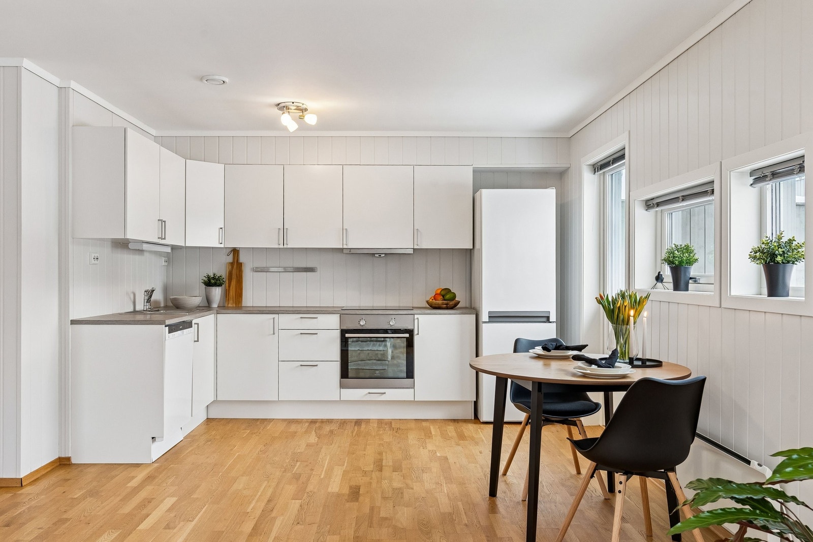 Godt kjøkken med integrert stekeovn med plate topp, oppvaskmaskin og løst kjøleskap Galleribilde