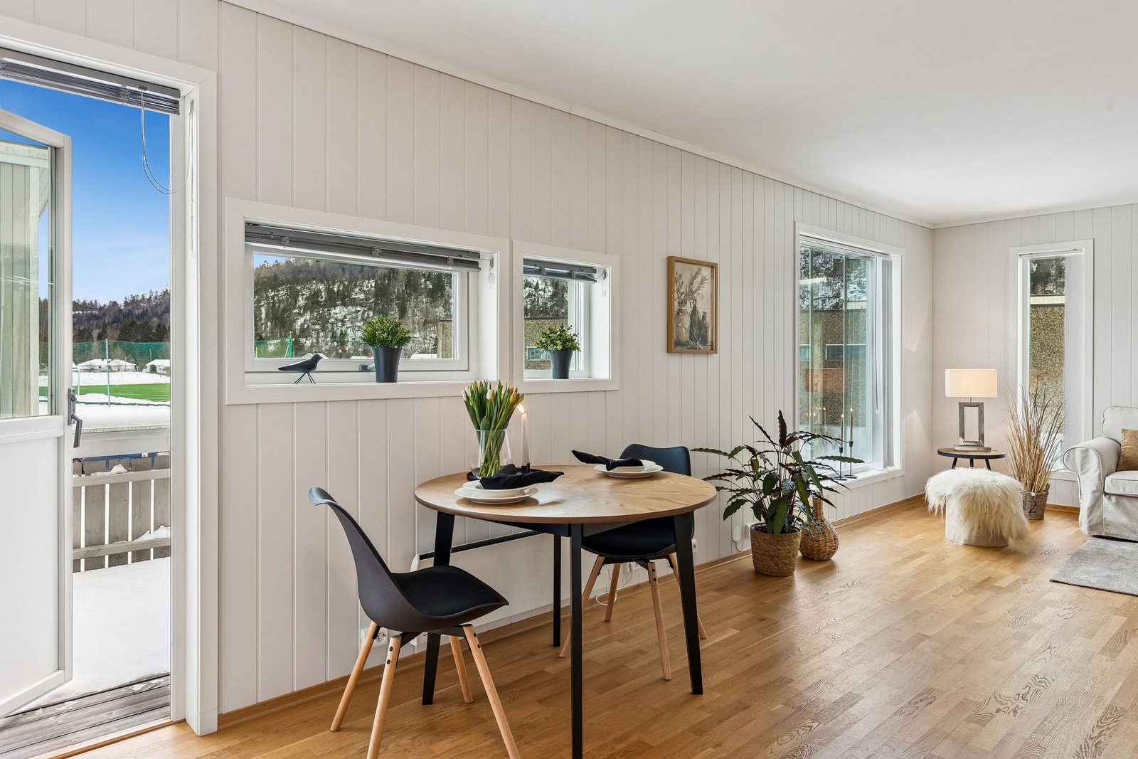 Trivelig spiseplass med utgang til terrasse / balkong Galleribilde