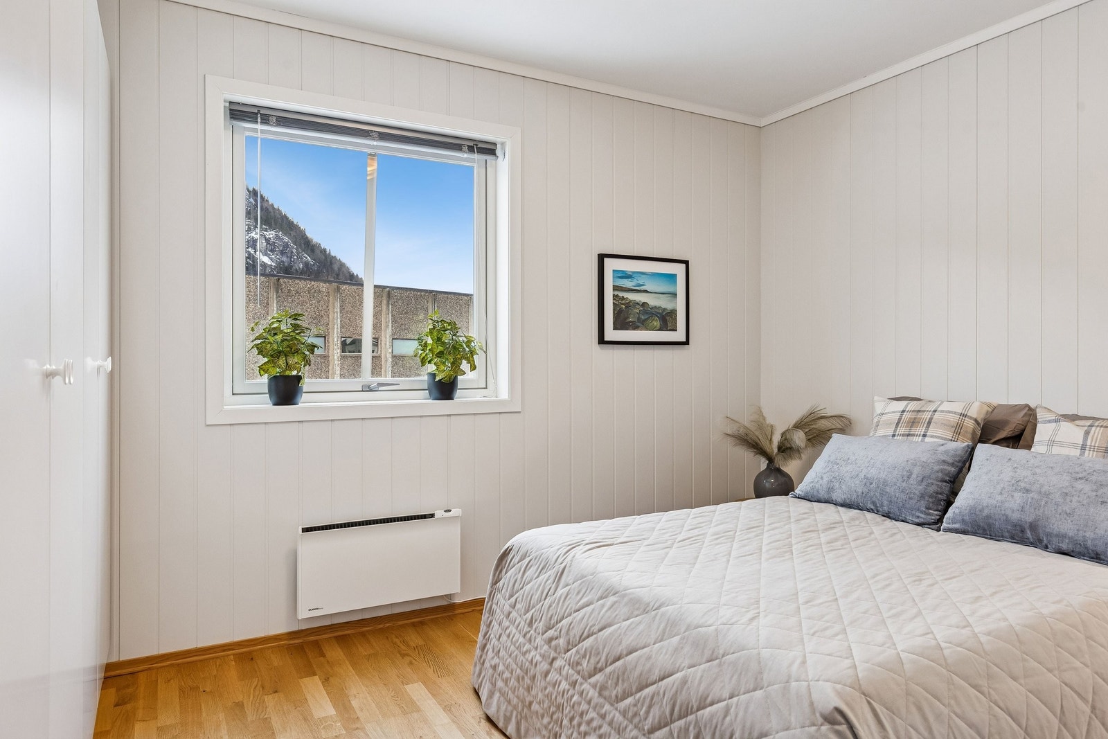 Soverom med garderobeskap Galleribilde