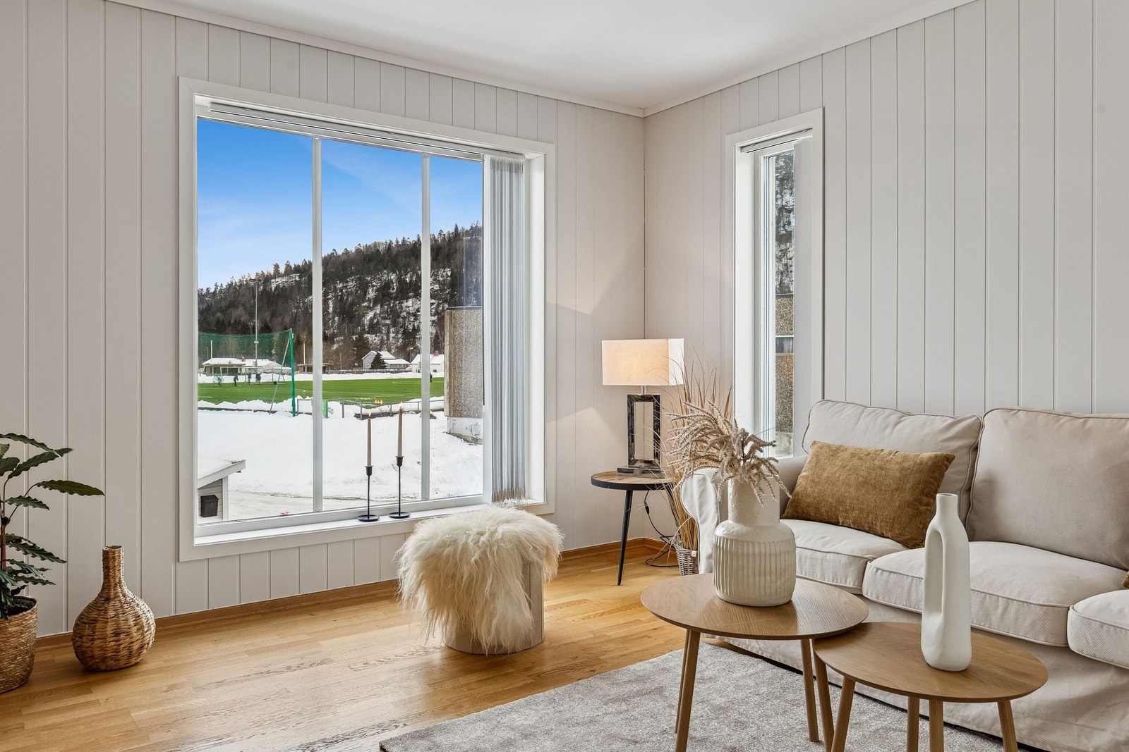 Store vinduer som gir godt lys Galleribilde