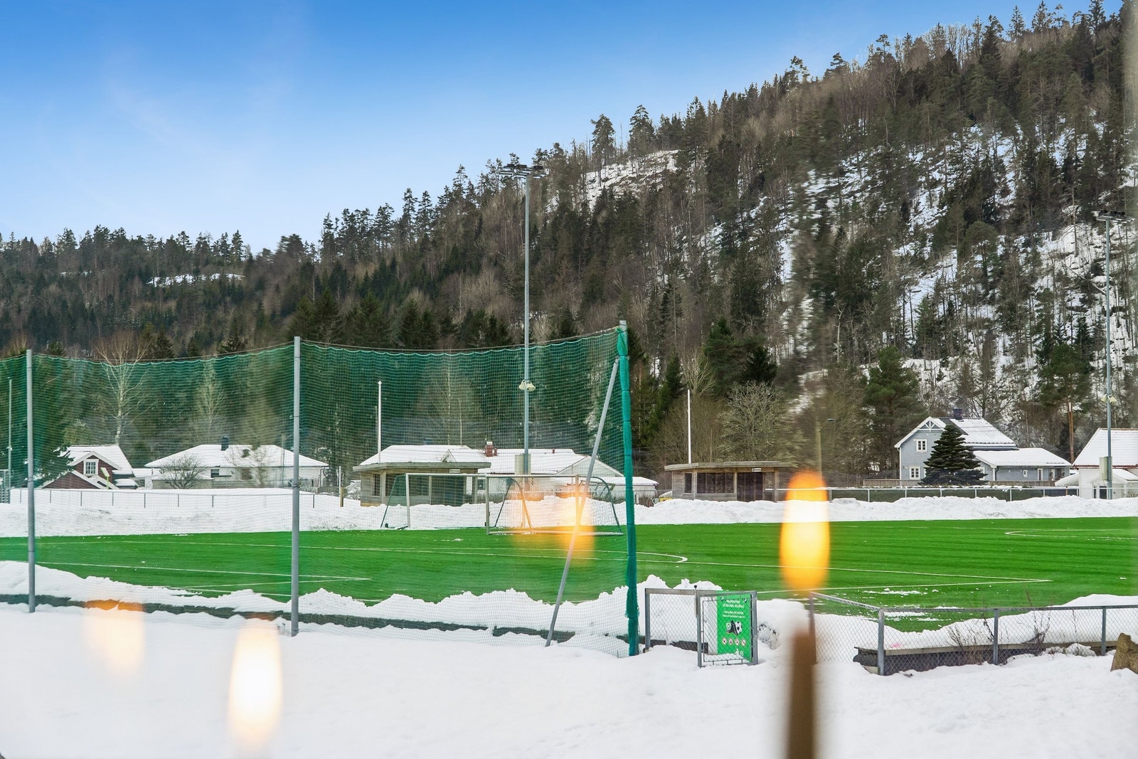 Fotball bane og svømmehall rett ved leiligheten Galleribilde